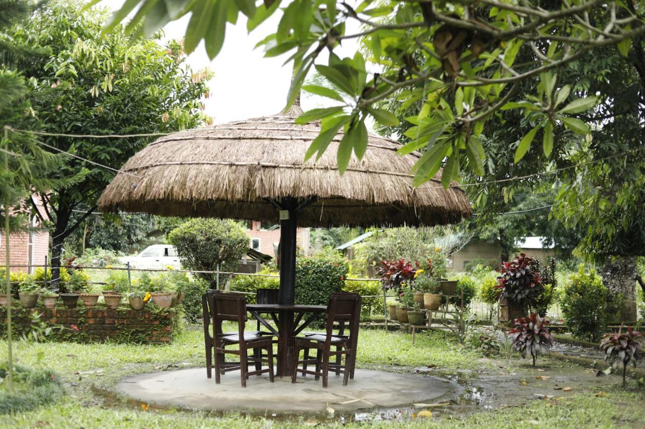 Hotel Tharu Garden, Sauraha Ngoại thất bức ảnh