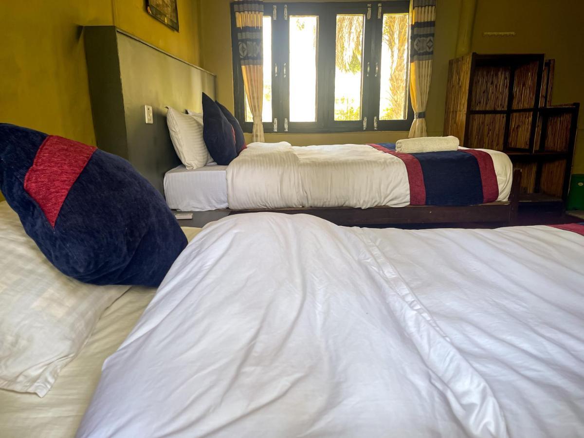 Hotel Tharu Garden, Sauraha Ngoại thất bức ảnh