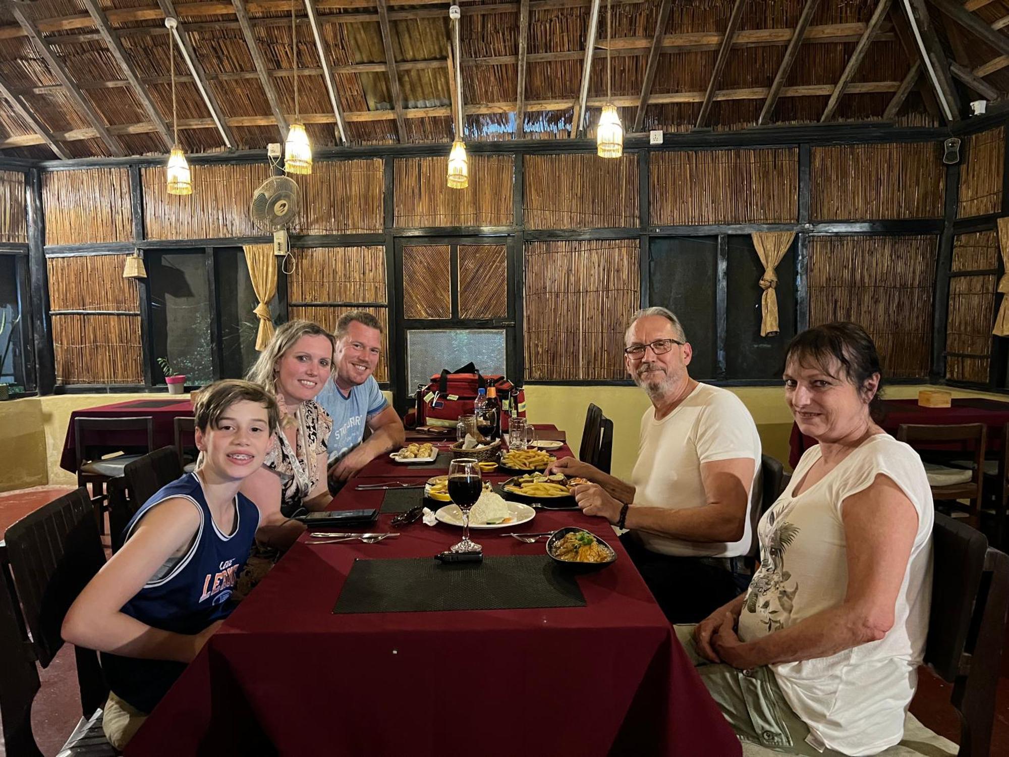 Hotel Tharu Garden, Sauraha Ngoại thất bức ảnh